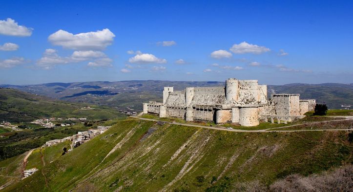 1200px-Krak_des_Chevaliers_landscape_(cropped)