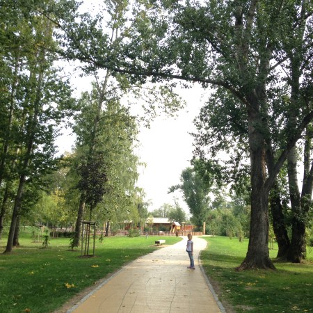Join us on a walk around Park na Špici in Pardubice, CZ. Catching the last days of Indian Summer!