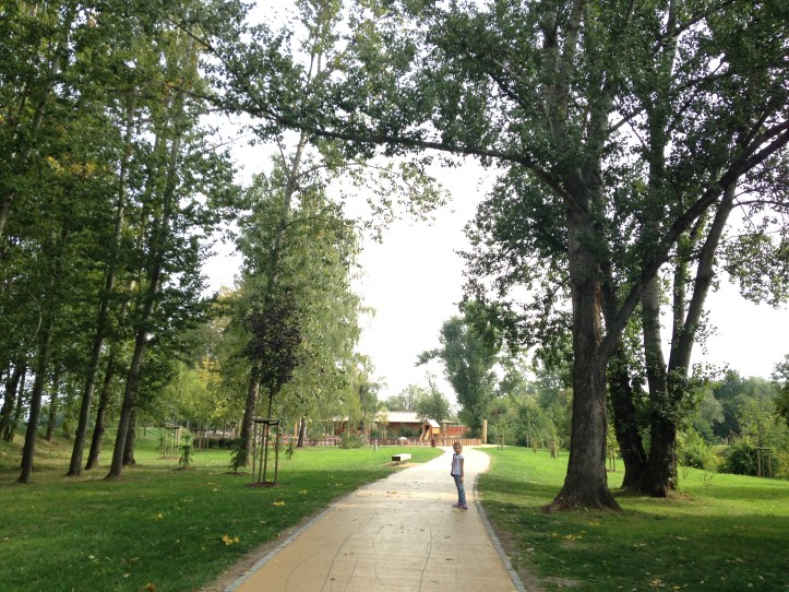 Join us on a walk around Park na Špici in Pardubice, CZ. Catching the last days of Indian Summer!