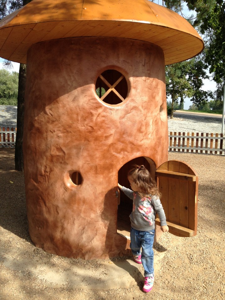 Join us on a walk around Park na Špici in Pardubice, CZ. Catching the last days of Indian Summer!